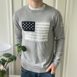 Gant usa tröja  - Gant tröja usa flagga i storlek M. Passar mig perfekt, har dock en identisk i storlek L ifall denna inte passar! Väldigt bra skick, inga defekter. Modellen är 180 cm 75 kg! 