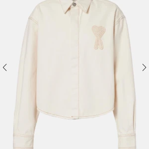 Ami paris denim Jacka - Søker denne denim jakken fra Ami Paris! Størrelse small! Gjerne send meg mld om du selger eller vet om noen som gjør