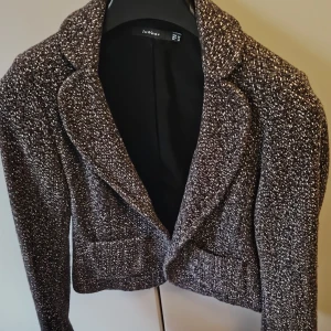 Designer Kavaj i ull från InWear Dam stl 39 - Helt ny ullkavaj för dam från InWear. Nypris 1700SEK. Mer info: https://sv.vestiairecollective.com/dam-klader/jackor/inwear/inwear-svart-ull-jacka-50534979.shtml