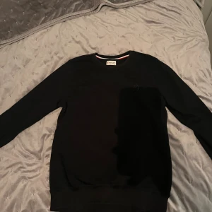 Svart moncler tröja - Svart Moncler-tröja (XS) Skick: 7/10. Lite slitage på Moncler-märket vid kragen, annars i bra skick. Snygg och bekväm tröja med klassisk Moncler look. Passar perfekt till både vardag och streetstil.