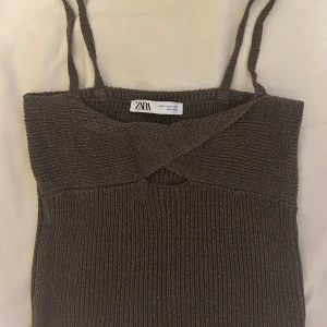 khakigrön topp från zara  - säljer denna topp från zara som aldrig är använd! strl s 💕