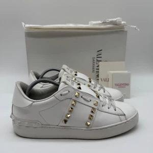 VALENTINO ROCKSTUD - Valentino rockstud - Skick: 9/10 - Storlek 38 - Tillbehör: Box, dustbag, extra nitar, 2 kort  - Nypris 7700kr - Hör av dig vid minsta fundering