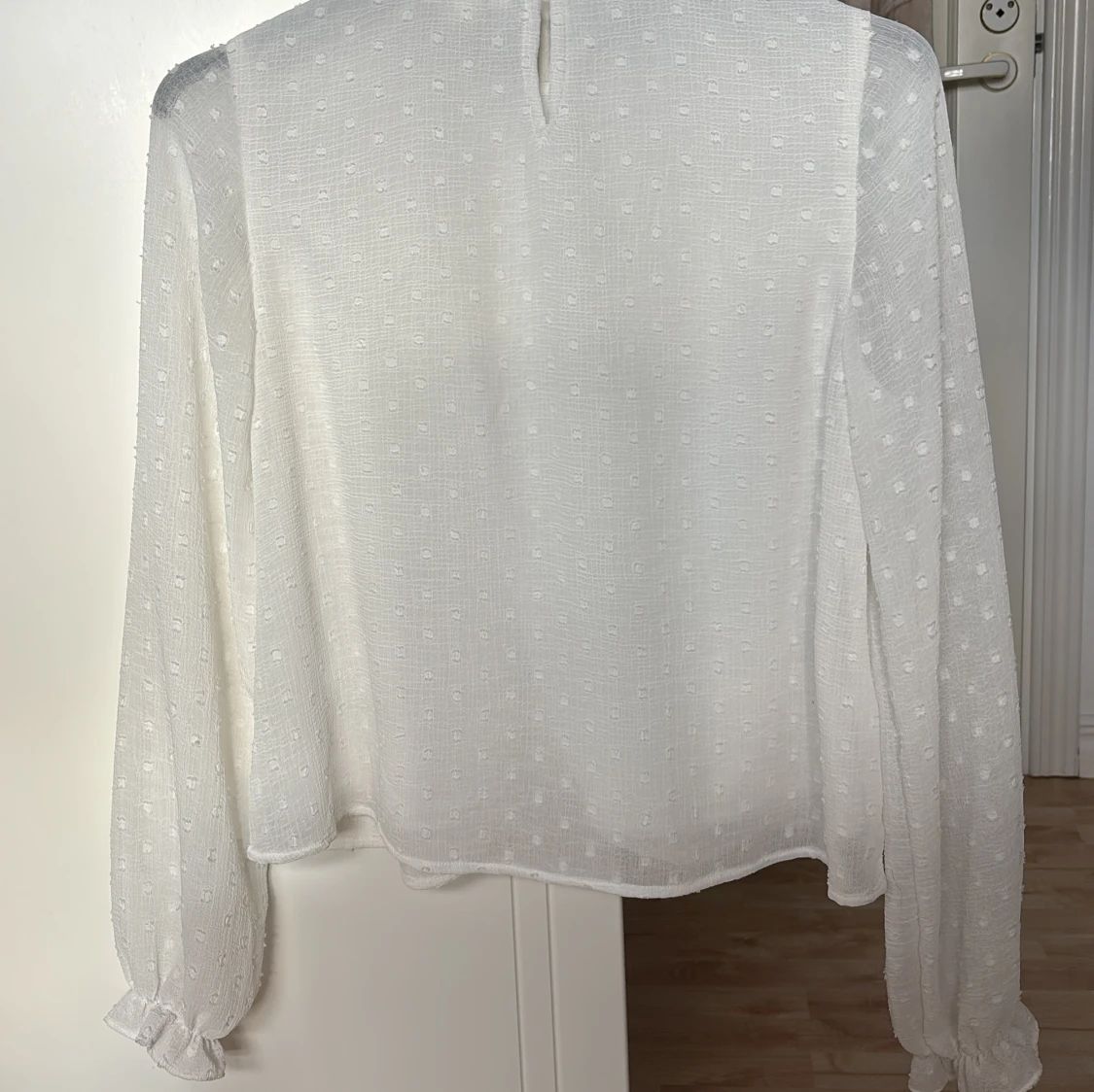 Vit volangblus från Gina Tricot - 1