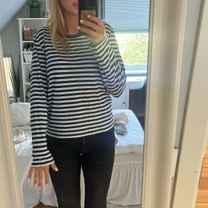 Randig långärmad tröja i bomull - Säljer en klassisk långärmad tröja med marinblå och vita ränder. Har dock rivit av lappen på tröjan så vet inte var den kommer ifrån men utöver det är den i bra skick.