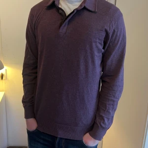 Massimo Dutti Pikétröja  - Pikétröja från Massimo Dutti i kashimir material med mocka detaljer vid kragen och armbågarna | Modellen är 176