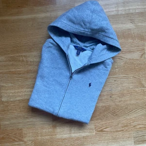 Grå Polo Ralph Lauren Zip Up | XS || Äkta  - Säljer denna Polo Ralph Lauren hoodie i perfekt skick. Perfekt för kyligare dagar, inför vintern!🍁❄️  - storlek, XS (14-16) - väldigt bra skick  - tvätta Kallt  - 100% äkta  Vid frågor hör av dig!👍