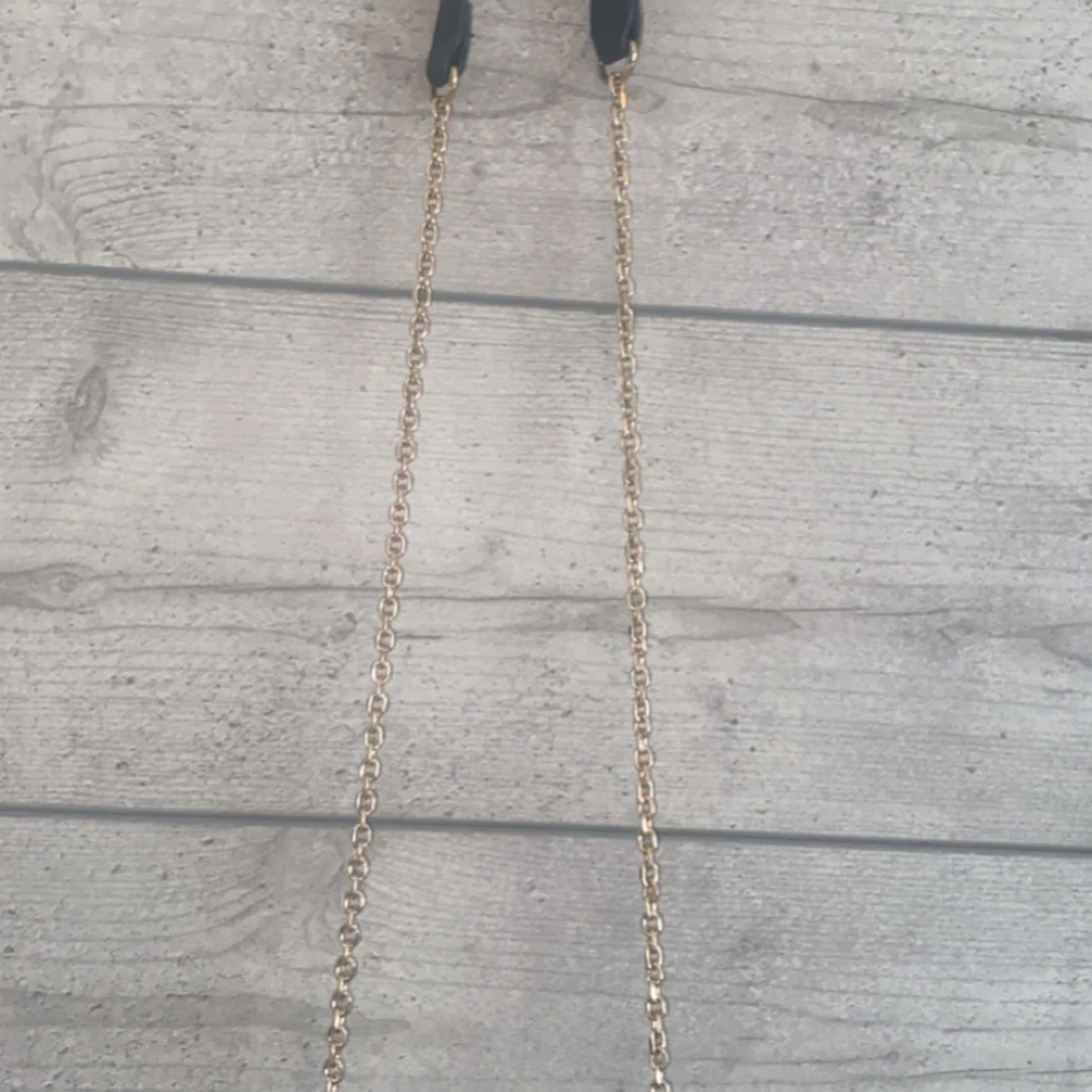 Svart axelväska med kedja och guldspänne - 3