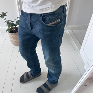 Diesel jeans waykee - Diesel jeans waykee. W32 L34, modellen är 180 cm och 75 kg. Mått A: 44 cm, B: 108 cm. Kom med frågor! 