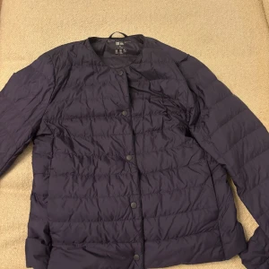 Marinblå Uniqlo jacka💕 - Säljer min jätte fina jacka ifrån uniqlo i storlek xs. Säljer pågrund av den är för liten🩷
