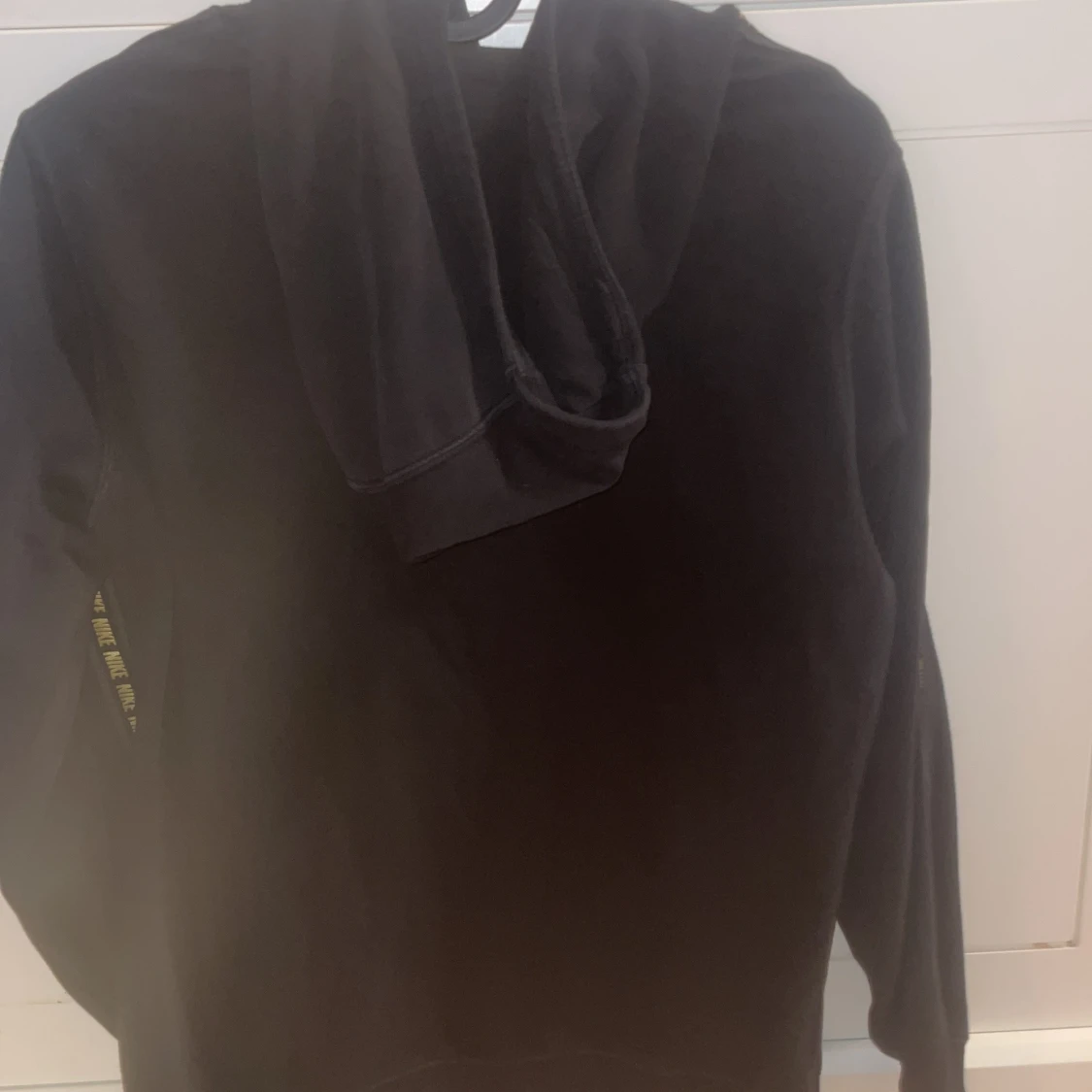 Svart Nike hoodie med gula detaljer - 1