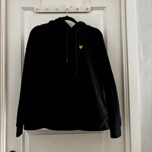 Lyle&scott hoodie - En svart hoodie från lyle&scott. Nypris är 600kr. Hyfsat bra skick på tröjan. Funkar för både tjejer och killar.