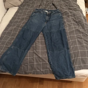 Blå baggy jeans från H&M - Säljer ett par blåa baggy jeans ifrån hm då dom inte andvänds av mig längre. Pris går att diskuteras