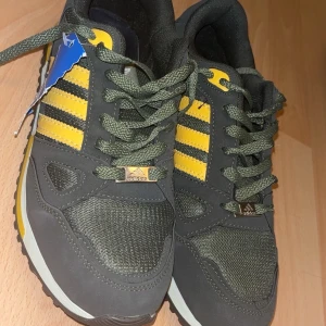  adidas ZX 750 - Säljer dessa helt nya adidas ZX 750 jag fick dem i present men aldrig använt dem🫒storlek 42