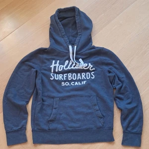 Hoolister hoodie - Riktigt snygg exklusiv hollister hoodie i storlek M men passar också S, perfekt inför hösten. Skriv till mig vid minsta fråga🍂