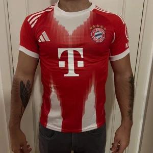 FC Bayern München röd matchtröja - Vid intresse kontakta primekits1 på Instagram DM, finns storlekar från S-XL.🏆                                            Instagram : primekits1