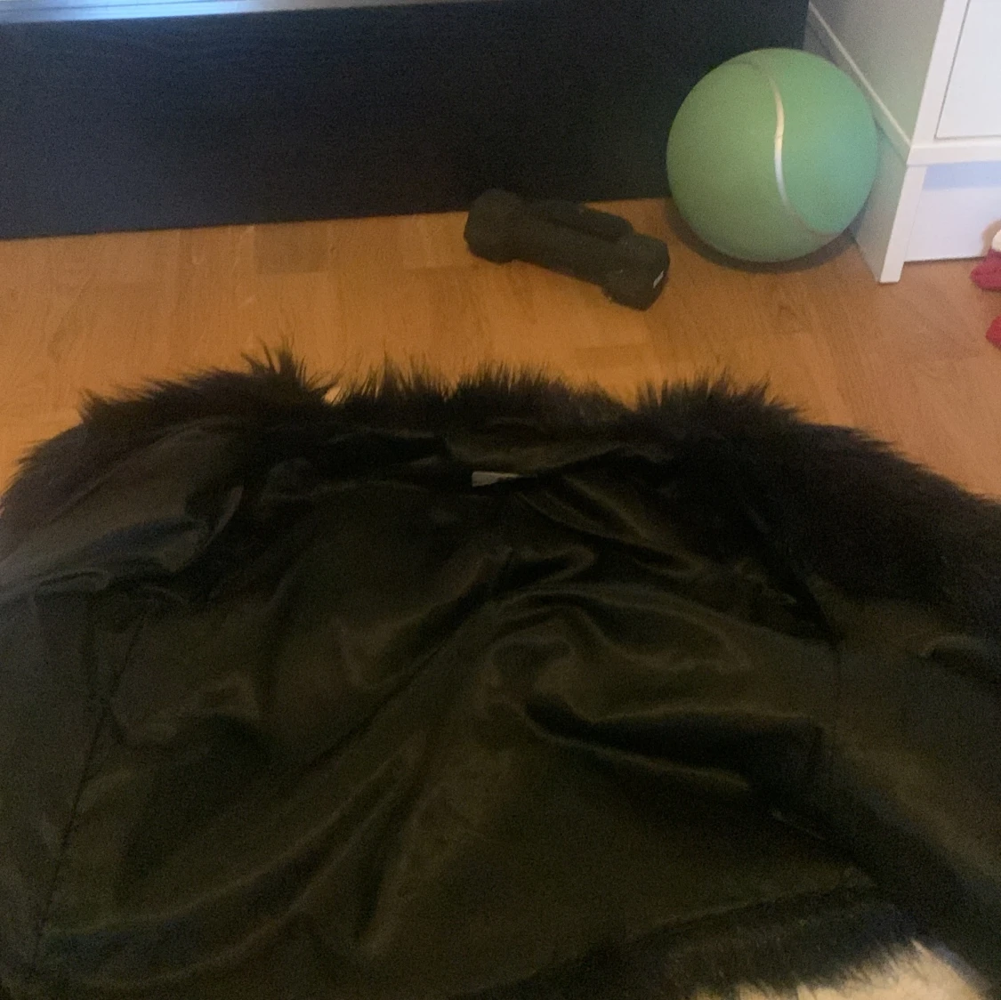 Svart pälsjacka med fluffig look - 1