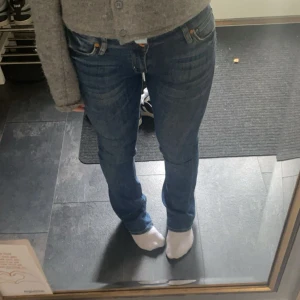 Lowaist bootcut jeans - Snygga mörkblå jeans från crocker med klassisk femficksdesign och lätt utsvängda ben. Jeansen har normal passform och är tillverkade i mjukt denimtyg med subtila slitningar. Perfekta för en avslappnad och trendig look. Superlågmidjade!! 