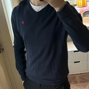Morris mörkblå v neck - Säljer denna Morris tröjan i nästan nyskick eftersom den inte passar mig. Perfekt nu till hösten / vintern | Skick 9/10 | priset är inte huggit i sten | vid frågor är det bara att höra av sig. |