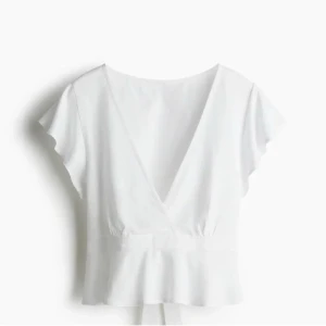 Gul knytblus  - En så söt gul blus med knyt i ryggen❤️storlek M/S men jag har tagit en säkerhetsnål så den blir mindre och passar runt XS-S❤️Det är en exakt likadan modell som den vita men den är ljusgul🥰fint skick!❤️Från H&M❤️köpt för ca 200 och finns inte kvar i lagret hos H&M och är inte använd så mkt!❤️