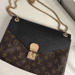 Brun axelväska med kedja - Brun väska med svarta detaljer.💕 Helt ny!