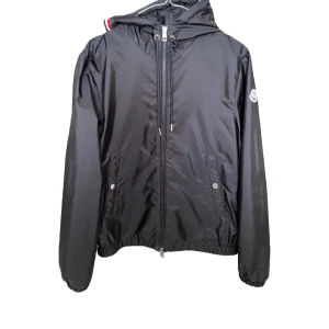 Mörk blå vindjacka från Moncler - Mörk blå Moncler vindjacka 9/10 skick intresserad så kommer fler bilder 