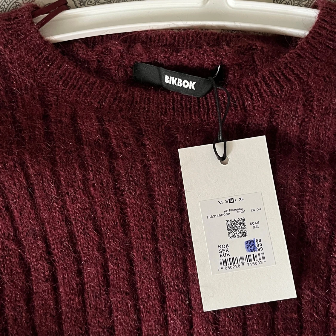 Vinröd stickad tröja från bikbok  - 1