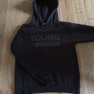 En jättesnygg hoodie från Gina Young  - Jättefint sick har några små hål i armen men inget man tänker på går att laga jättesnabbt💕skriv privat för fler bilder eller frågor