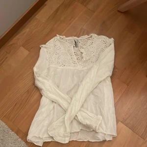 Blus från Zara - En fin vit blus från Zara med detaljer. Strl M men passar som S, säljer pga kommer inte till användning 