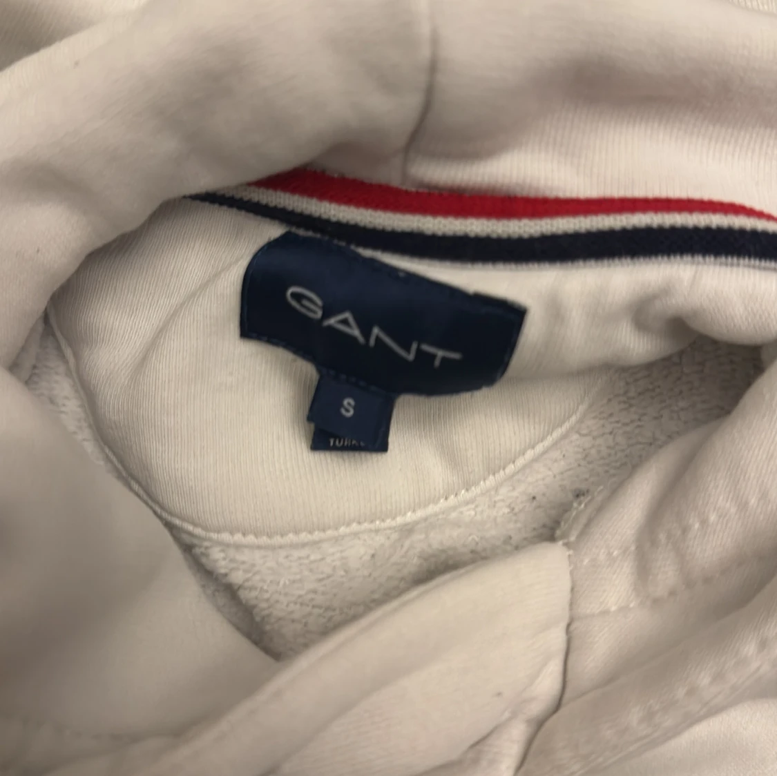 Vit hoodie från GANT med broderad logga - 1