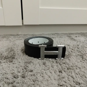 Vit bälte med två sidor  - Den kan vara vit och svart