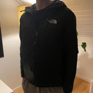 Svart och grå jacka The North Face - The North Face vändbar jacka – perfekt för stil och värme   Säljer en riktigt fin The North Face-jacka i bra skick. Vändbar design:  		Ena sidan helsvart 		 Andra sidan grå/svart  Passar personer som är 150–162 cm (XS-S). Jackan håller dig varm samtidigt som den ser riktigt snygg ut. 
