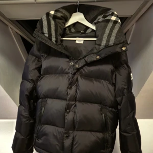 Svart dunjacka från Burberry - Säljer en burberry dunjacka med huva perfekt för nu till vintern 