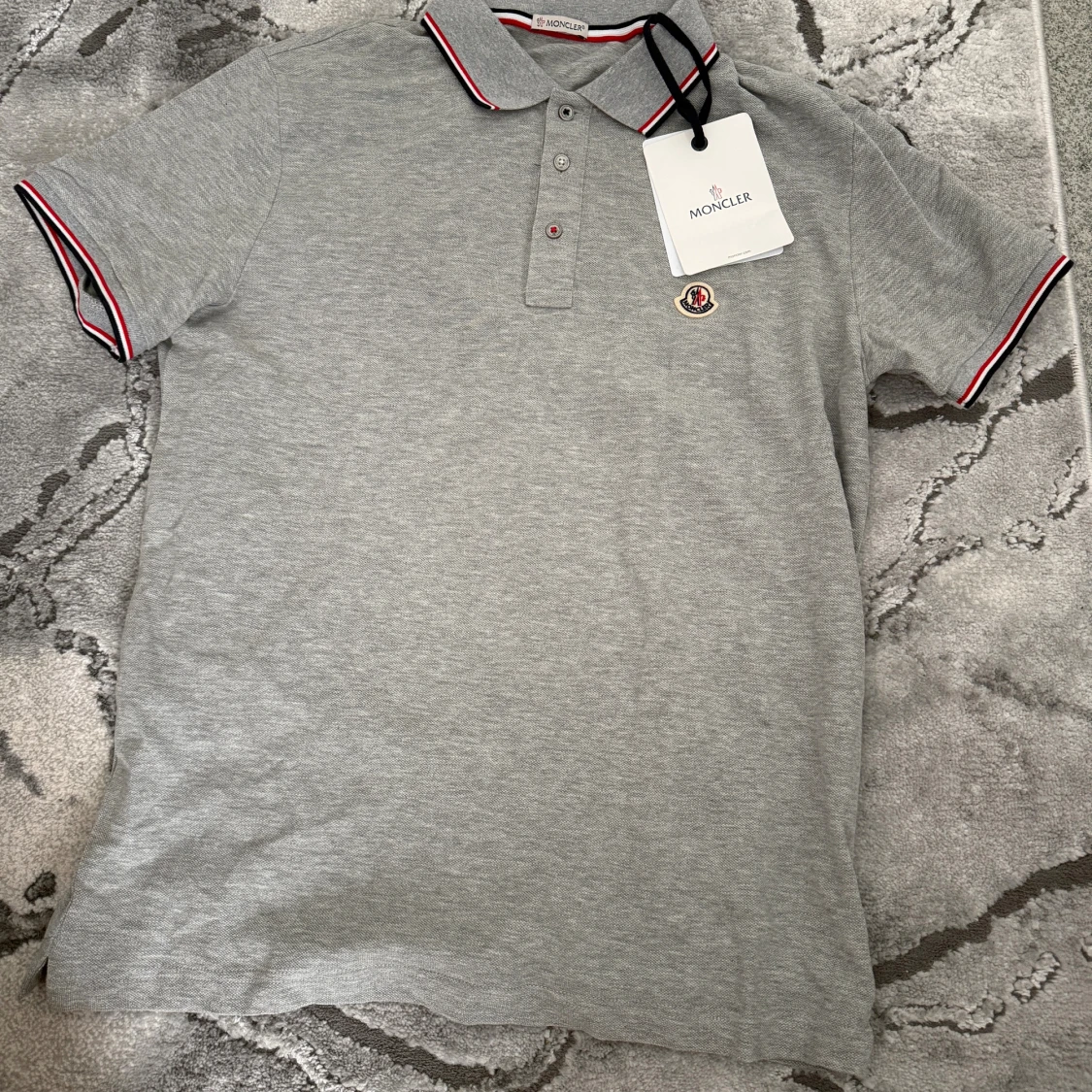 Grå Moncler pikétröja med röd/vit detalj