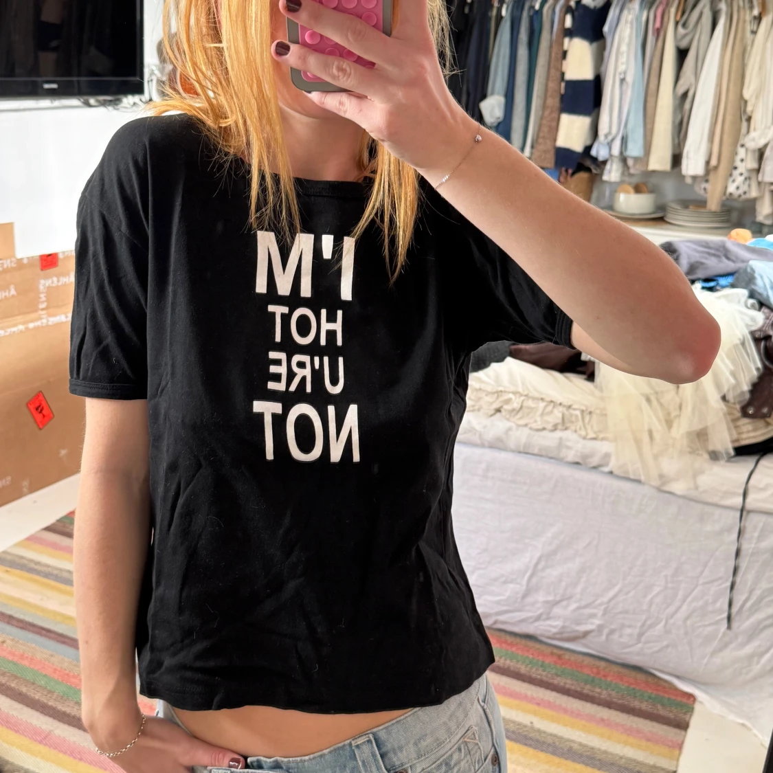 Svart t-shirt med vit text - 1