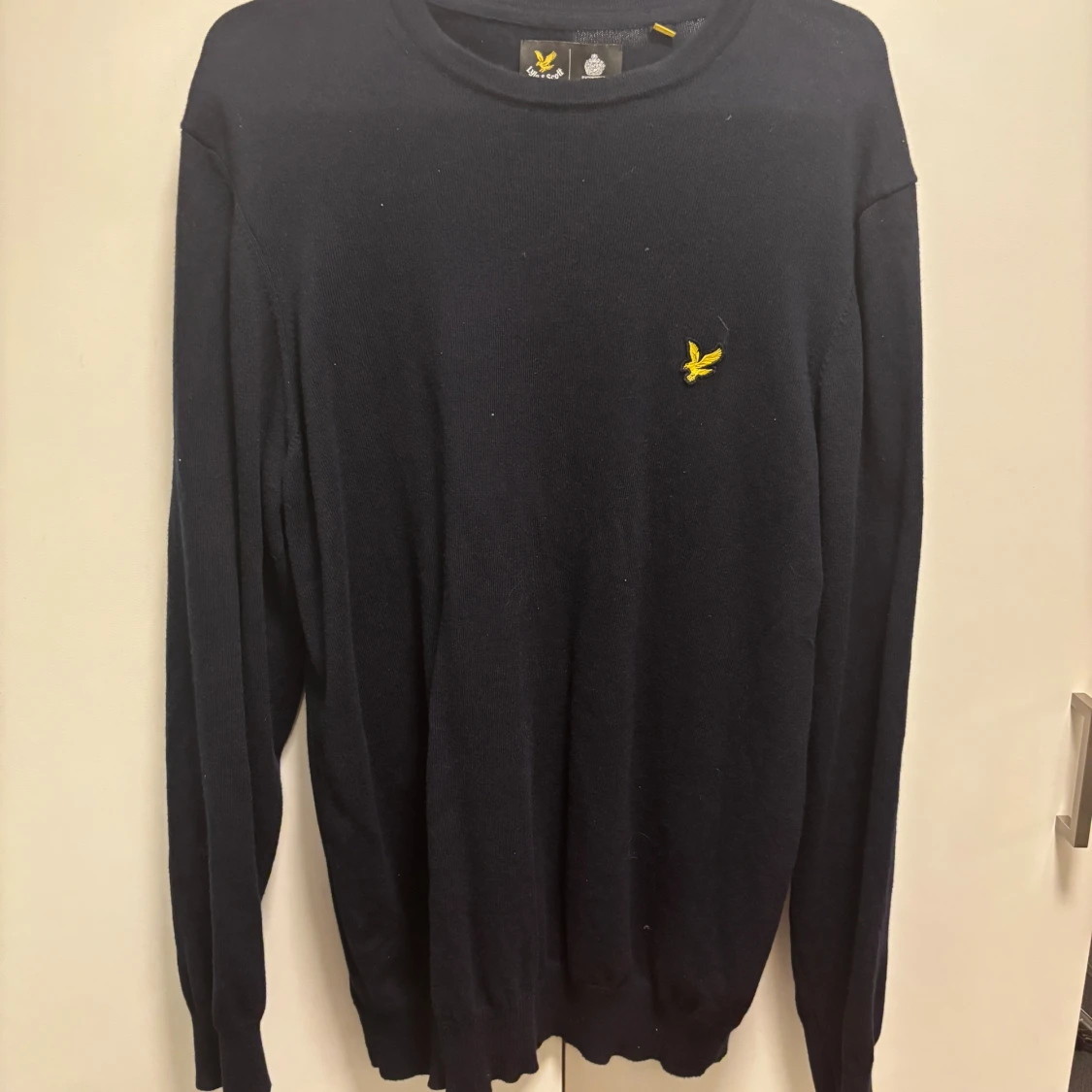 Mörkblå stickad tröja Lyle & Scott