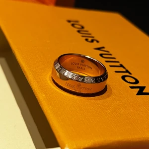 LV Louis Vuitton | Men’s gold ring - ✅ Perfect condition  – Brand new, never worn  💯 100% Authentic products only 📦 Fast shipping ♻️ Shop sustainably, look sharp.  REMINDER: Items can be used and please note that we only resell used clothes we buy online (some are brand new).   We will always tell our customers before buying if item has stains or is damaged. Returning is always possible  Bought in here. If you have anything authentic to sell, let us know because we also buy and sell on here🙂  Thank you!