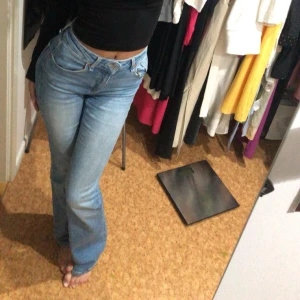 Jeans  - Säljer dessa fina bootcut jeans som jag köpte från London. Kommer ej till användning mer. Använd några gånger men fortfarande i bra skick och inga skador på byxorna. 