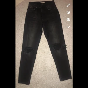 Svarta jeans från g perfect jeans - Svarta jeans från Gina tricot i storlek 32. Högmidjade med skinny passform och slitna detaljer vid knäna för en cool look. Klassisk femficksmodell och tillverkade i stretchigt jeanstyg för extra komfort.