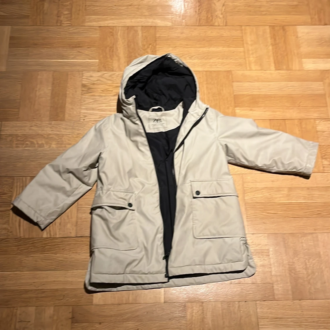 Beige vindjacka med huva från Zara