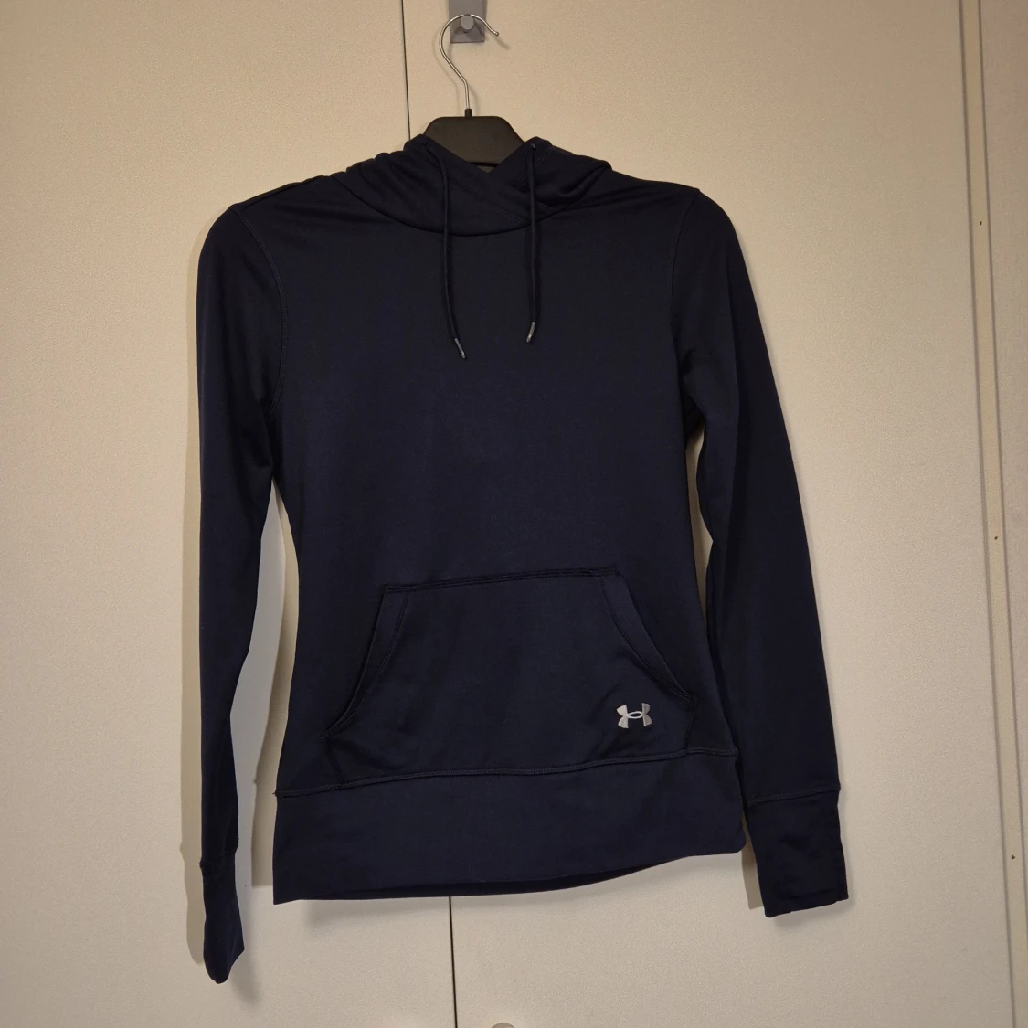 Mörkblå hoodie från Under Armour