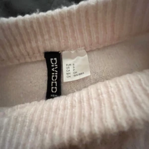 Ljusrosa kabelstickad tröja Divided - Supermysig ljusrosa kabelstickad tröja från DIVIDED  by H&M. Tröjan har rund halsringning, ribbade muddar och lång ärm. Perfekt för lager-på-lager och chill dagar. Snyggt stickat mönster som ger en klassisk vibe.💘