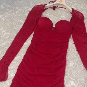 Oh polly klänning  - Säljer nu min fina klänning från oh polly!🩷 Den är anvand under en kväll sedan har den bara hängt i garderoben. Klänningen är i storlek 6 vilket jag skulle säga motsvarar en S. Den är jätte skön och jätte fin! Vid eventuella frågor hör av er!