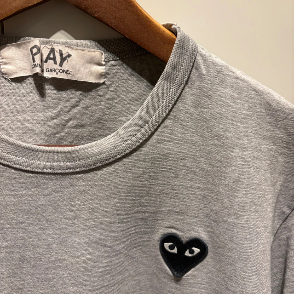 Grå Comme des Garçons Play t-shirt - 1