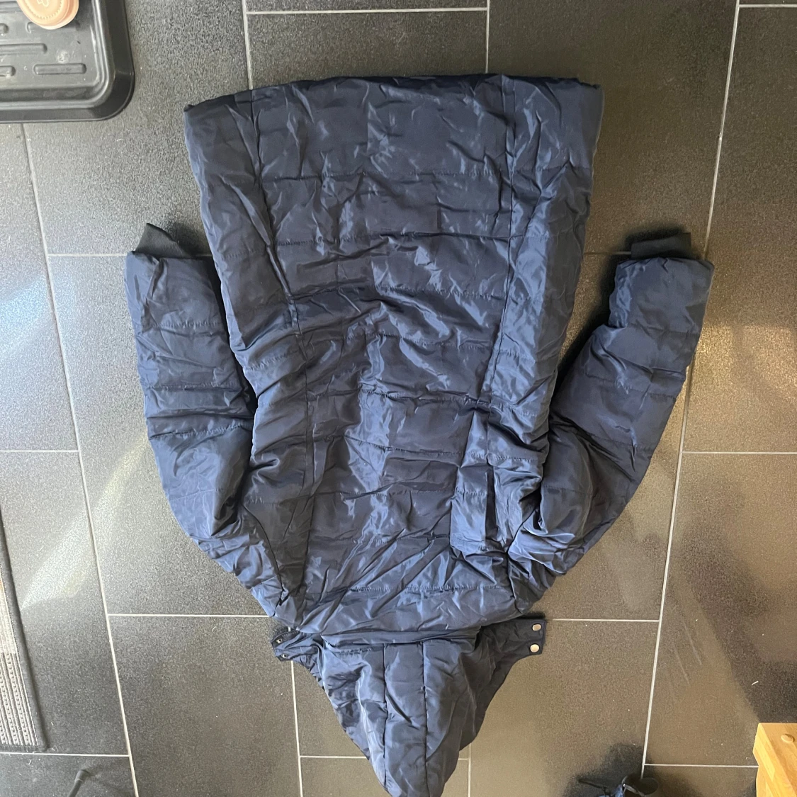 Mörkblå lång pufferjacka med huva - 2