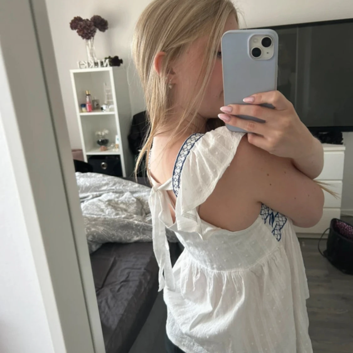 Vit blus med blå broderi och volang - 1