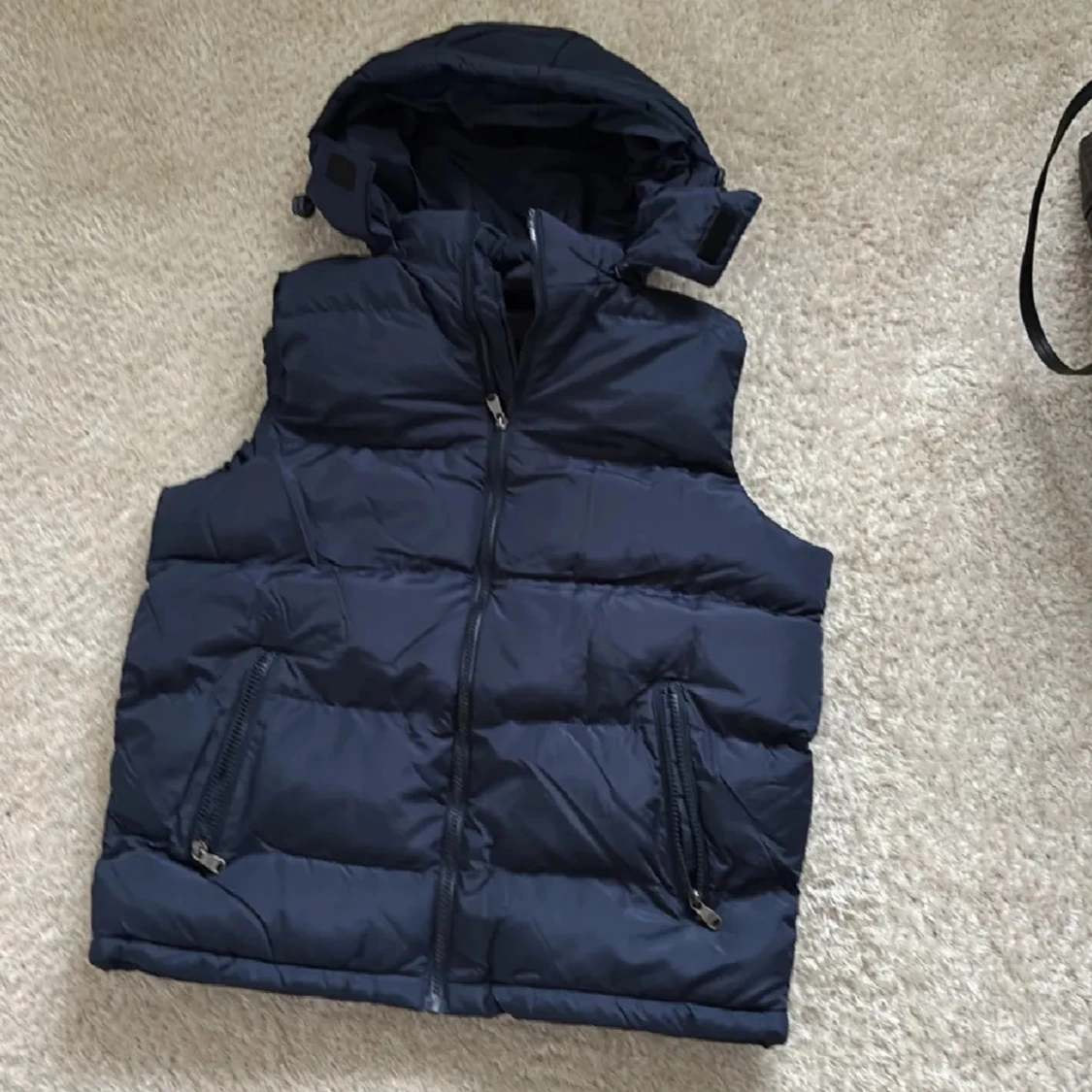 Mörkblå dunväst med huva