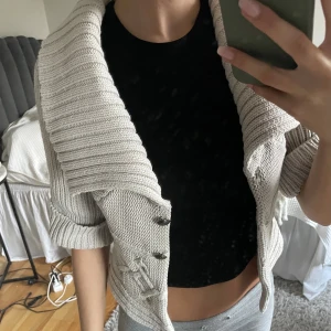 Beige kofta mango  - Jätte snygg bolero/kofta från mango med trekvarts ärmar. Säljer då den inte kommer till användning, fint skick då den nästan aldirg blivit använd. 