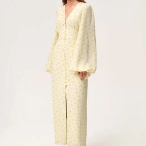 Adoore klänning  -  Populär klänning från Adoore stl 42. Använd ett fåtal gånger en sommar. Passar mig som vanligtvis har storlek 38, då den är liten i storlek 