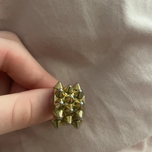Ring från Edblad❣️ - Säljer nu den här jättefina ringen från Edblad då den inte kommer till andvänding❣️den har tappat lite färg men inget man tänker på (syns på bilderna)💞💞den är i storlek S/16,8! Den är guld❤️