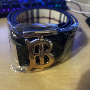 B bälte/skärpa - Oanvänd med guld buckla, 110 cm